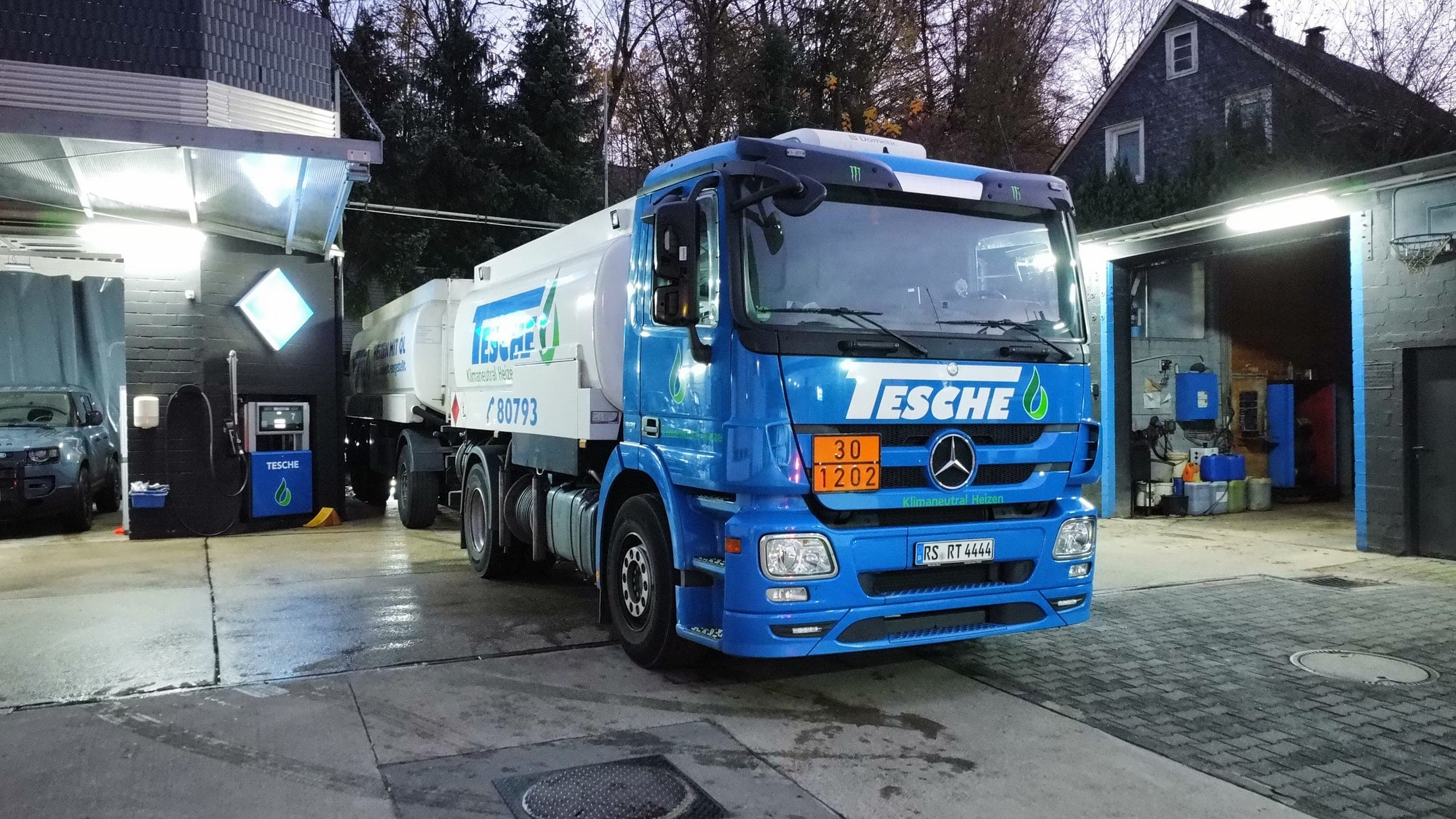 Tesche Mercedes Heizöl-Tankwagen mit Anhänger bei Dämmerung an der Tankstelle